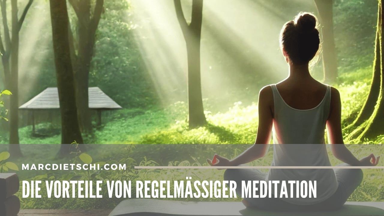 Eine ruhige und beruhigende Szene einer Person, die in der Natur meditiert. Im Hintergrund ist ein friedlicher Wald mit weichem Sonnenlicht, das durch die Bäume filtert. Die Person sitzt im Schneidersitz auf einer Yogamatte, umgeben von Grün und natürlicher Schönheit. Die Atmosphäre strahlt Ruhe und Achtsamkeit aus.