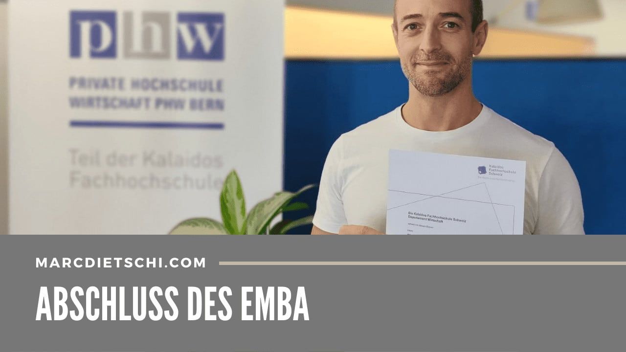 Marc Dietschi mit dem EMBA-Diplom vor dem PHW-Logo