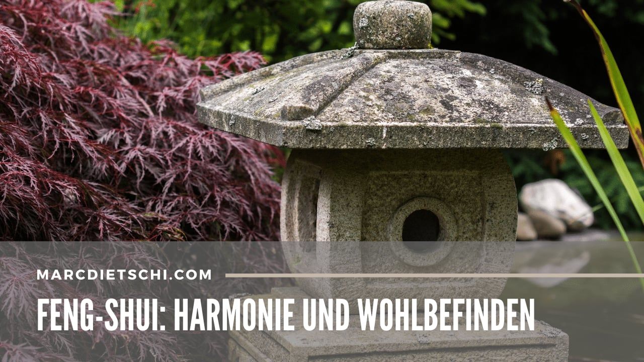 Steinlaterne in einem Garten als Symbol für traditionelle Raumgestaltung und ruhige Ordnung.
