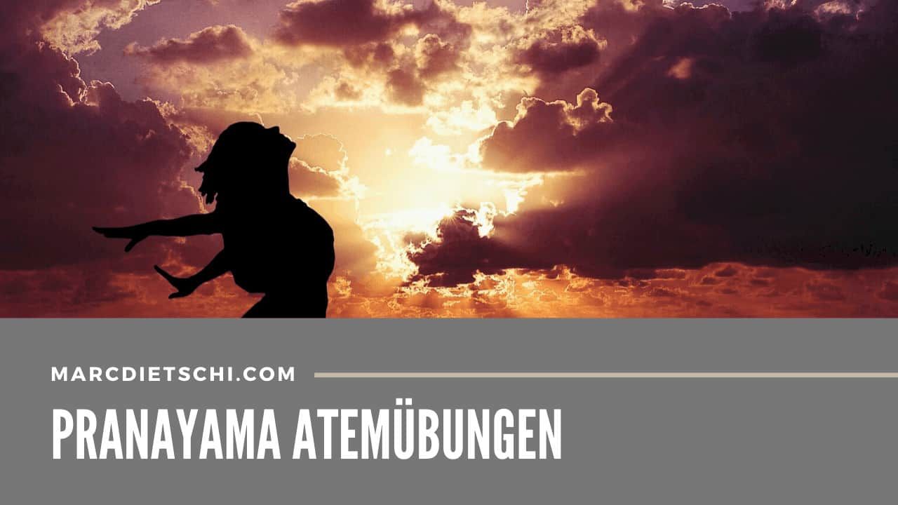 Eine Frau während einer Atemübung unter energiegeladenem Himmel.