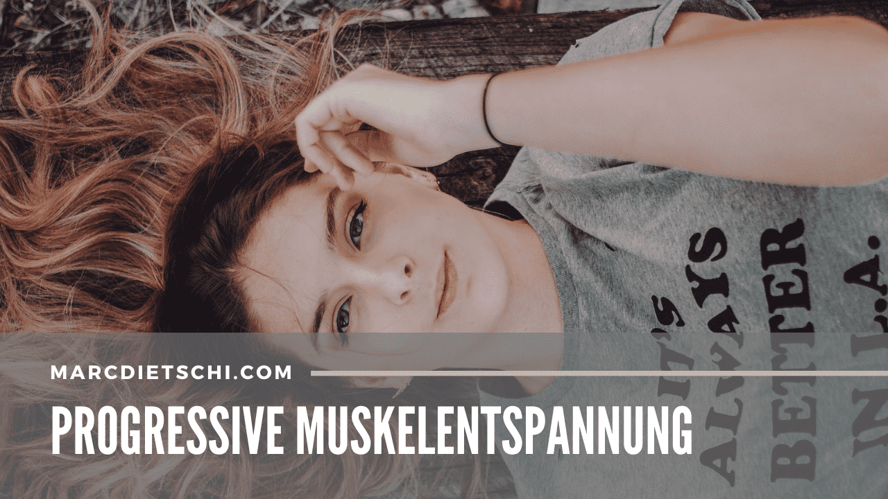 Eine Frau macht Progressive Muskelentspannung. Sie liegt dabei auf dem Boden und ist komplett entspannt.