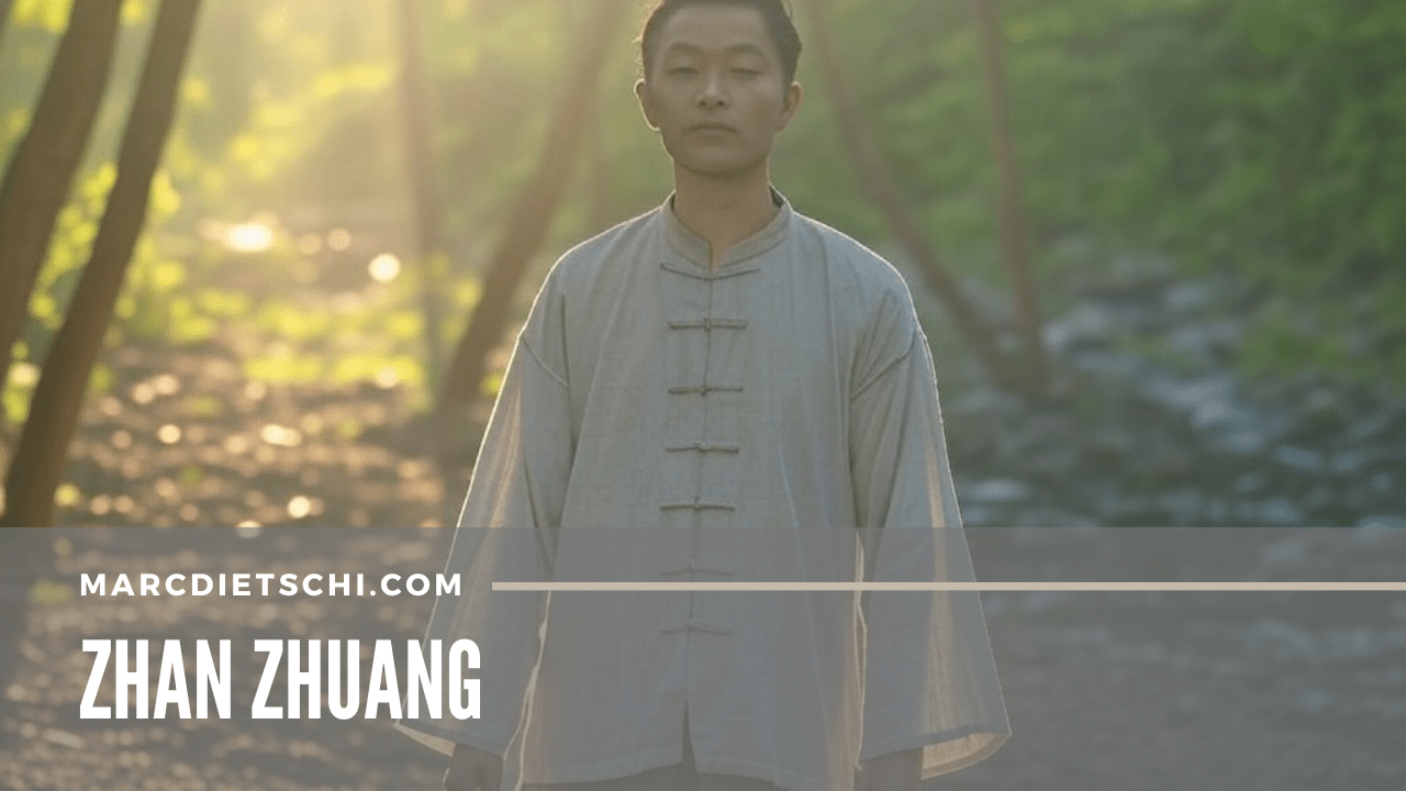 Person in der klassischen Zhan-zhuang-Haltung mit leicht gebeugten Knien und entspannten Schultern in einem ruhigen Park.
