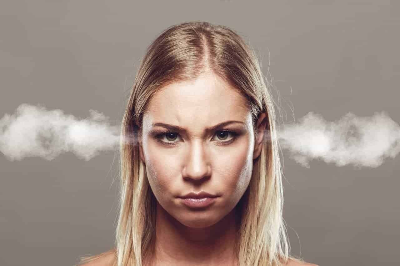 Frau dampft aus den Ohren, weil sie sich über schweirige Menschen aufregt