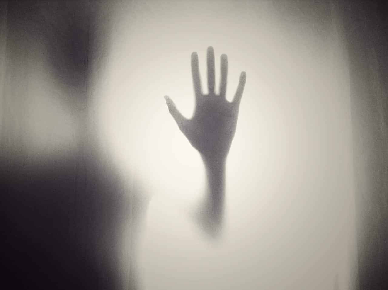 Hand eines Ausserirdischen im Nebel.