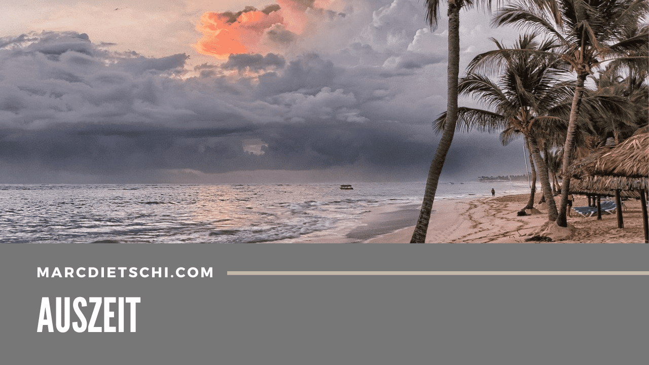 Strand und Palmen sinnbildlich für eine Auszeit