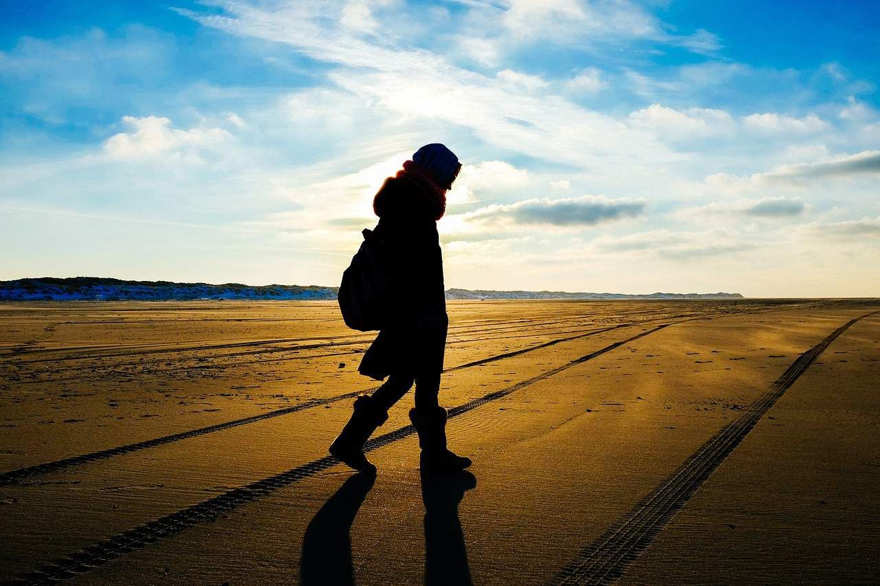 Person am Strand, die eine Vision im Leben sucht. Ohne Ziel, kann man keine persönliche Marke aufbauen.