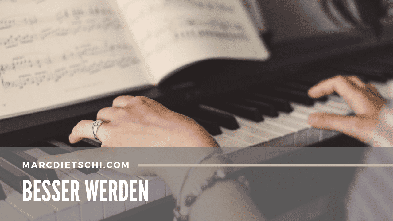 Hand, die Klavier spielt, symbolisiert persönliches Wachstum und die Entwicklung von Zielen oder Ideen auf dem Weg, besser zu werden.