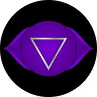 Das Bild zeigt ein stilisiertes, violettes Ajna-Chakra, auch bekannt als das dritte Auge, mit einem leuchtend weissen, umgekehrten Dreieck in der Mitte. Das Chakra ist von zwei geschwungenen Linien umgeben, die an Augenbrauen erinnern und das Symbol einrahmen.