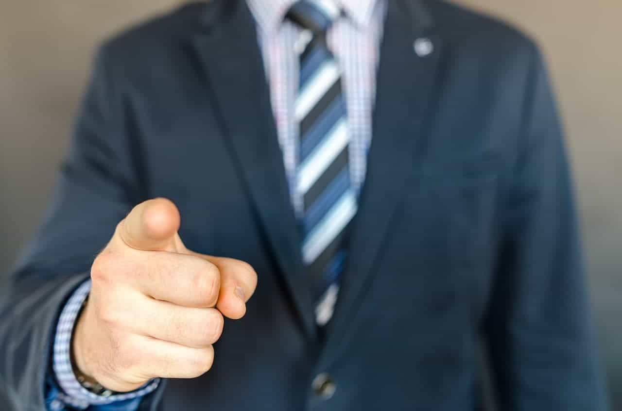 Business Mann zeigt mit dem Finger auf Dich.