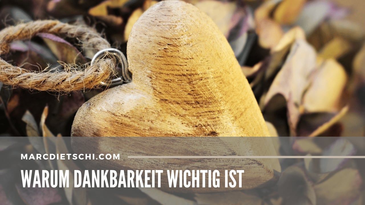 Ein Herz aus Holz auf Naturboden steht symbolisch für Dankbarkeit.