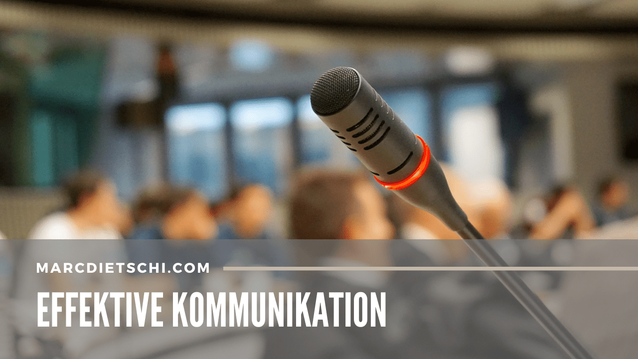 Ein Mikrofon vor Leuten: Wie kann man richtig kommunizieren? Überschrift: Effektive Kommunikation