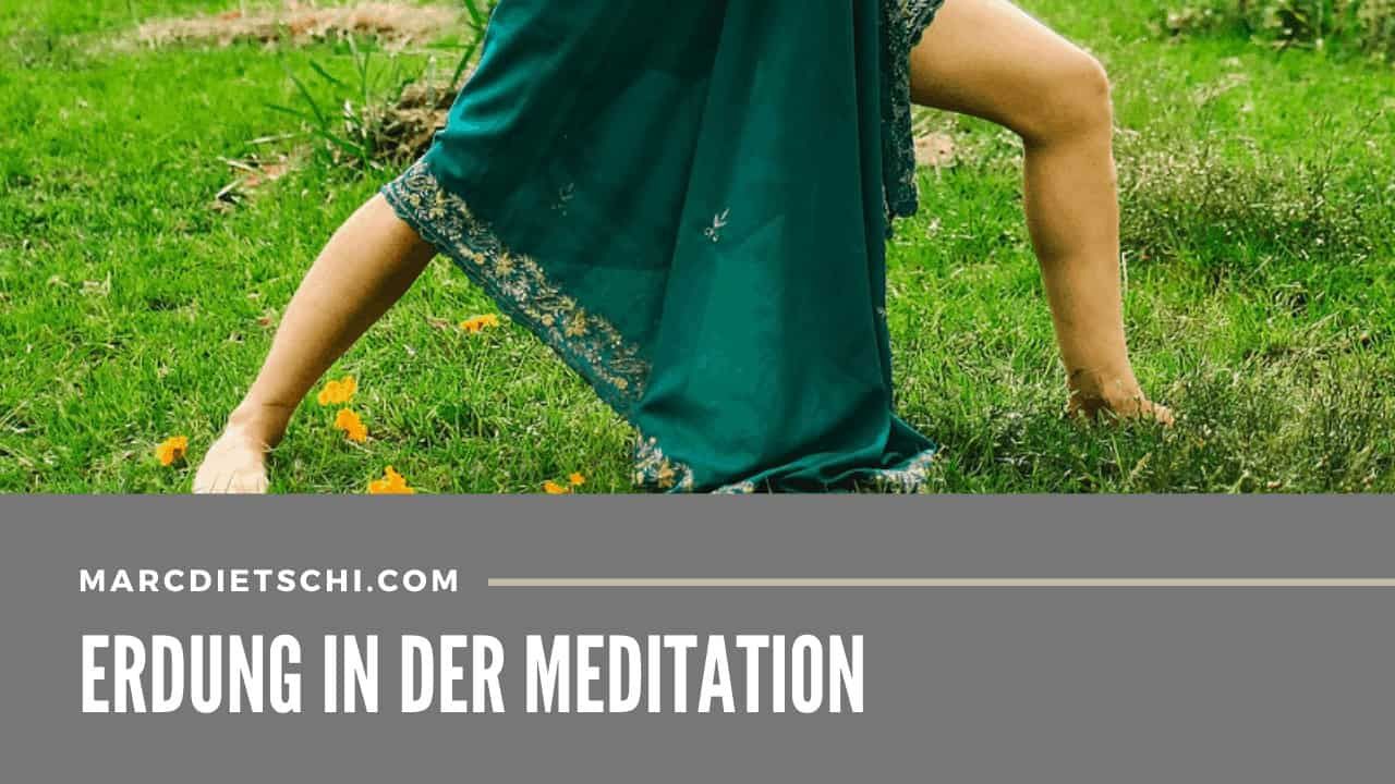 Qi Gong praktizierende Frau mit nackten Füssen geerdet im Rasen stehend.