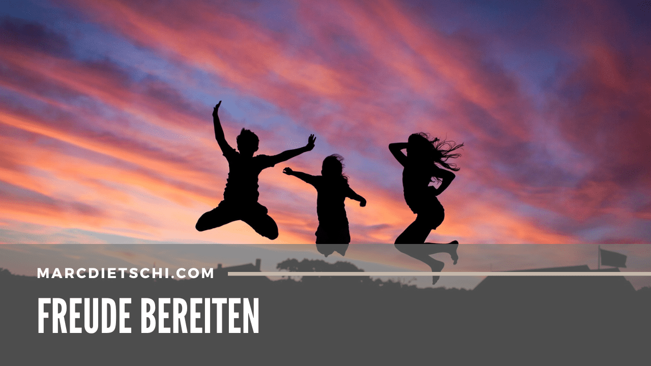 Drei Personen, die vor Freude in die Luft springen. Jemand oder etwas hat ihnen Freude bereitet.