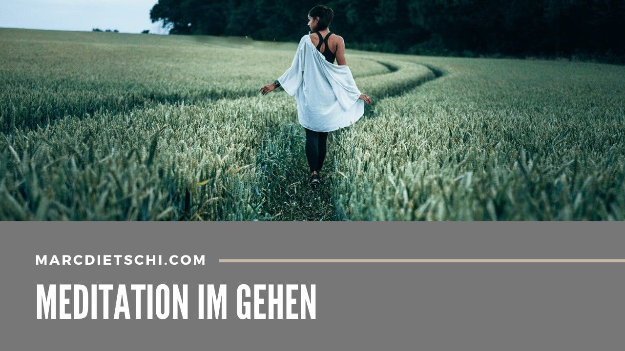 Frau während der gehenden Meditation auf einem grünen Feld.
