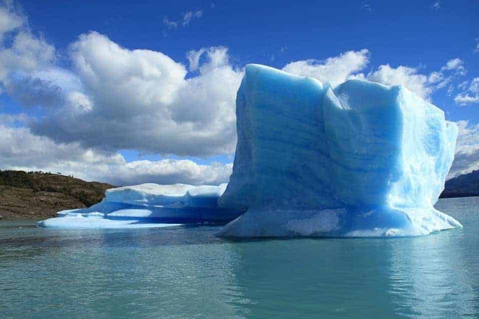 Eisberg im kalten Wasser als Symbol für Kälteexposition.
