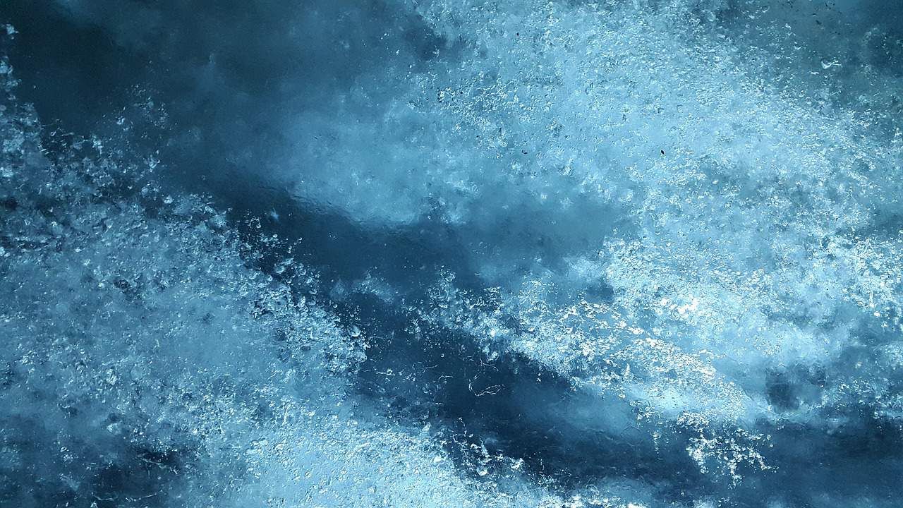 Abstrakte blaue Eis- und Wasserstruktur als Hintergrund mit natürlichen Mustern und Texturen.