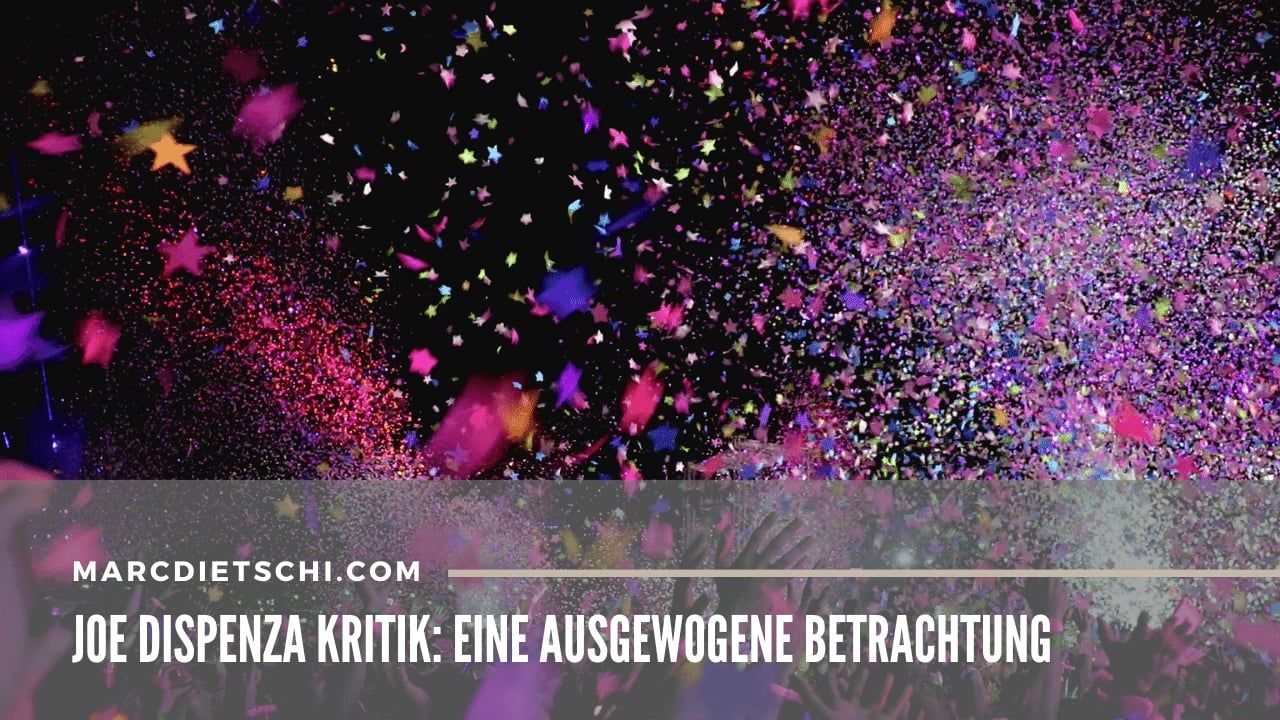 Eine Menge von Leuten bejubeln eine Person auf der Bühne – symbolisch für die Fans von Joe Dispenza
