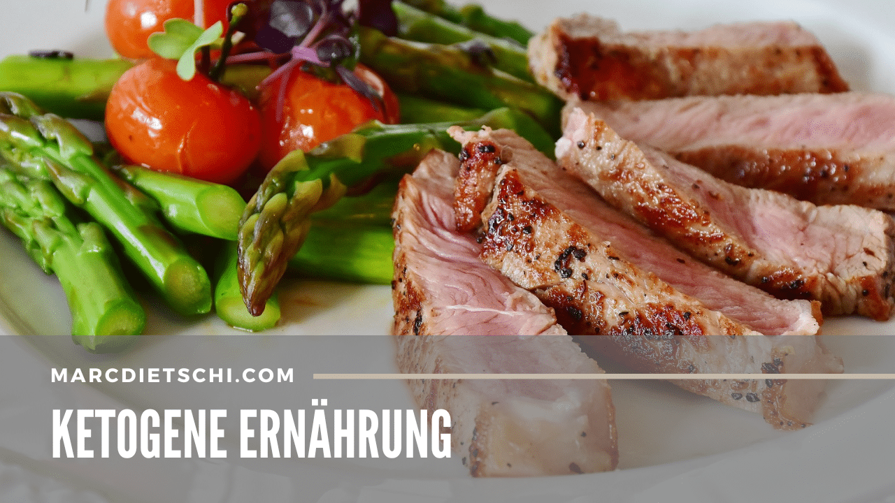 Ketogene Ernährung besteht aus Fleisch, Fisch und viel Gemüse.