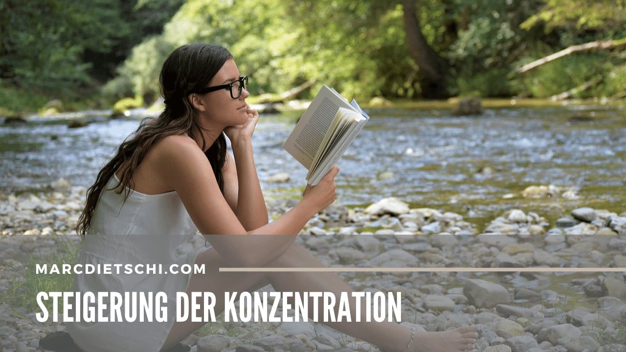 Eine Frau, die sich in der Natur sitzend, beim Lesen auf das Buch konzentriert.