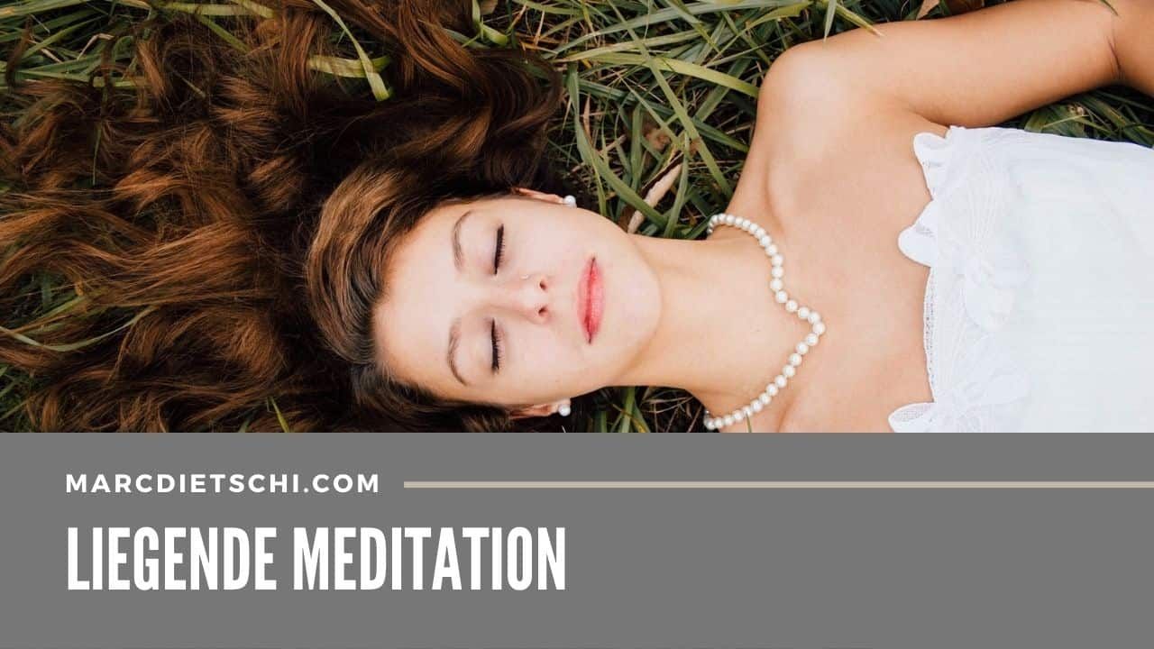 Frau während liegender Meditation im Rasen.