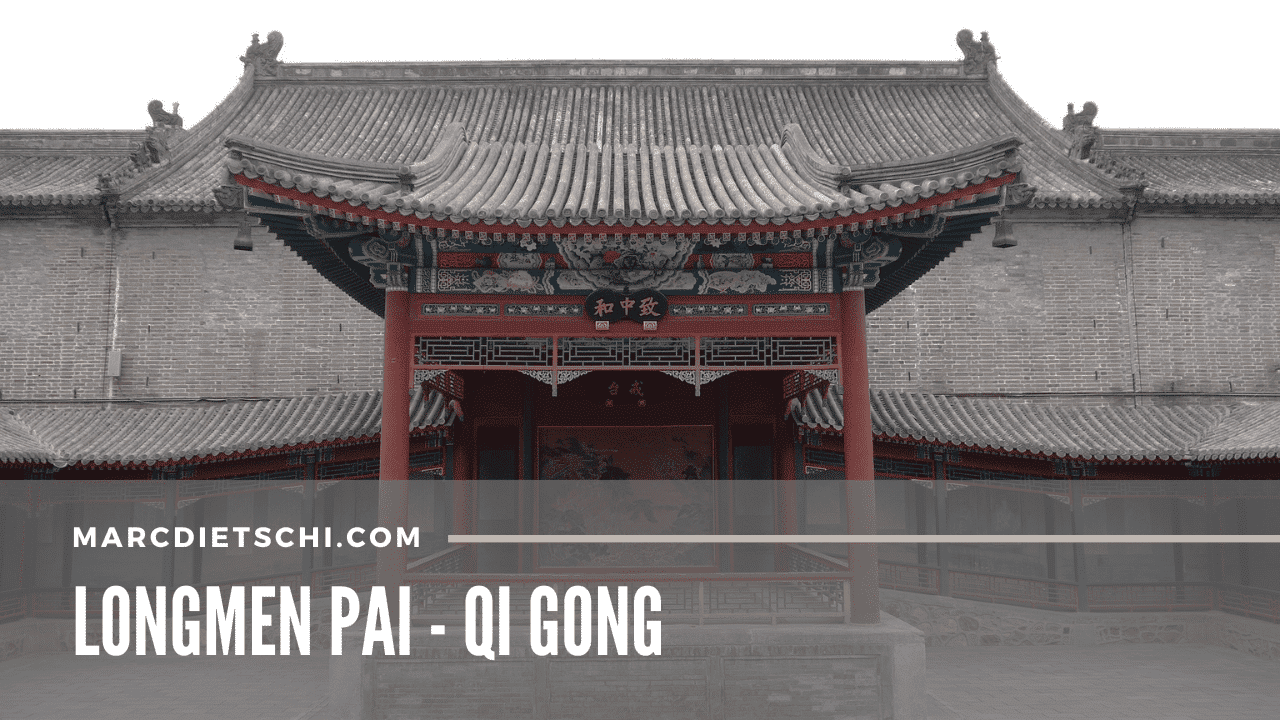 Traditionelles chinesisches Tempeltor im Long Men Pai Stil, symbolisch für die Praxis des Qi Gong.