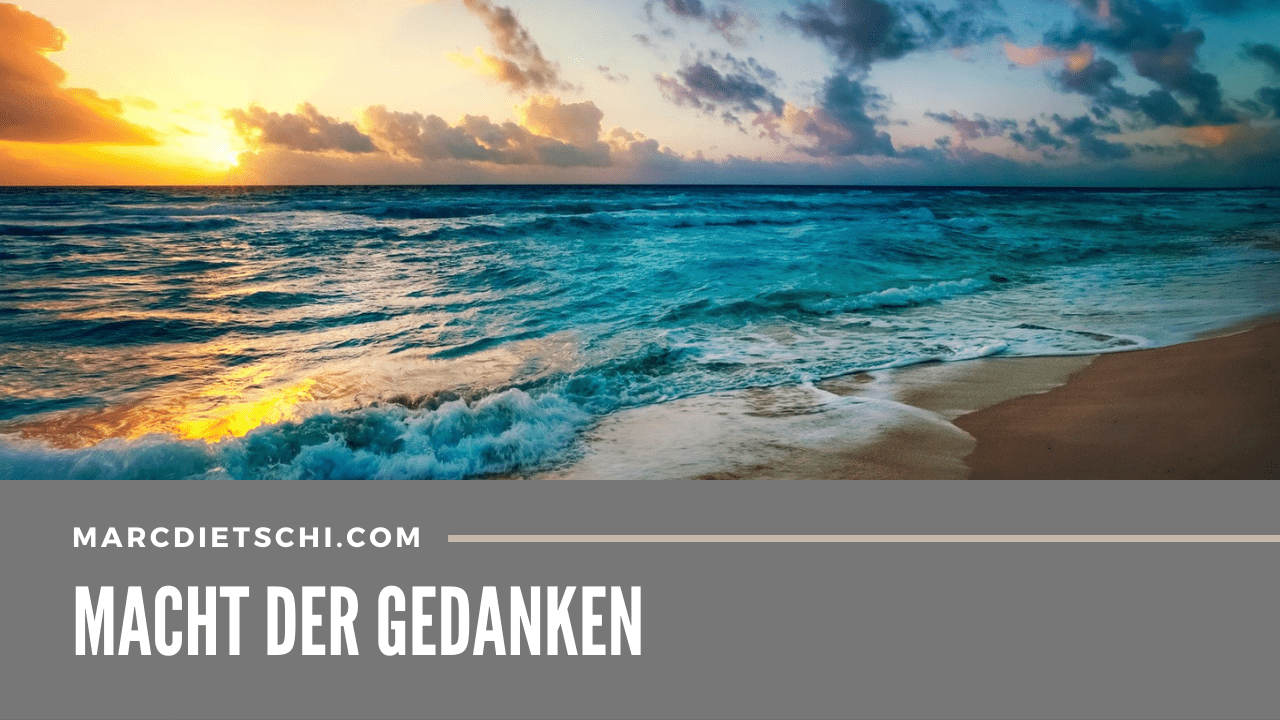 Das blaue Meer im Sonnenuntergang, wie man es sich in Gedanken vostellt.