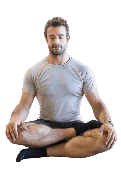 Marc Dietschi im halben Lotossitz in Meditation.