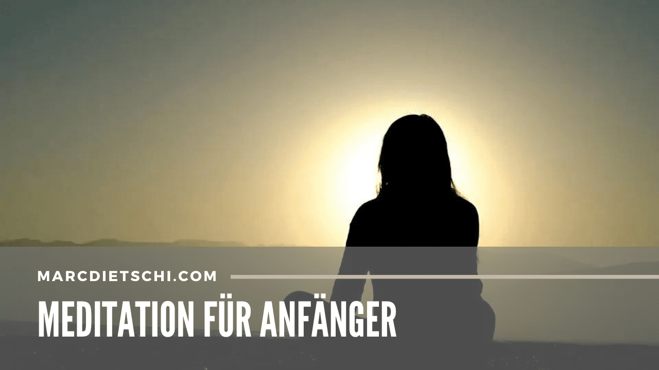 Titelkarte mit Silhouette einer sitzenden Person vor tief stehender Sonne am Wasser, Aufschrift Meditation für Anfänger und marcdietschi.com.