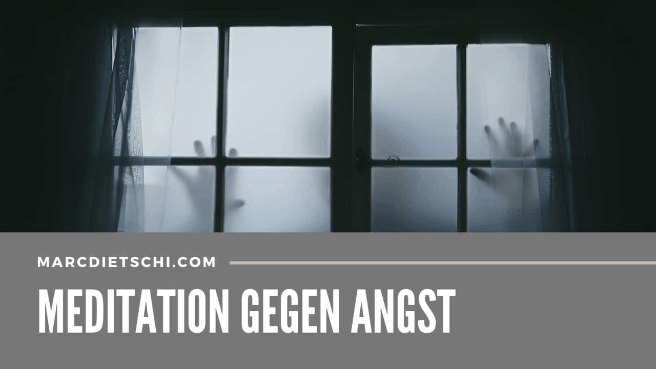 Unerklärbare Angst wird mithilfe von Schatten von Händen einer fremden Person vor einem Fenster bei Neben bildlich dargestellt. Unter dem Foto steht der Titel "Meditation gegen Angst"