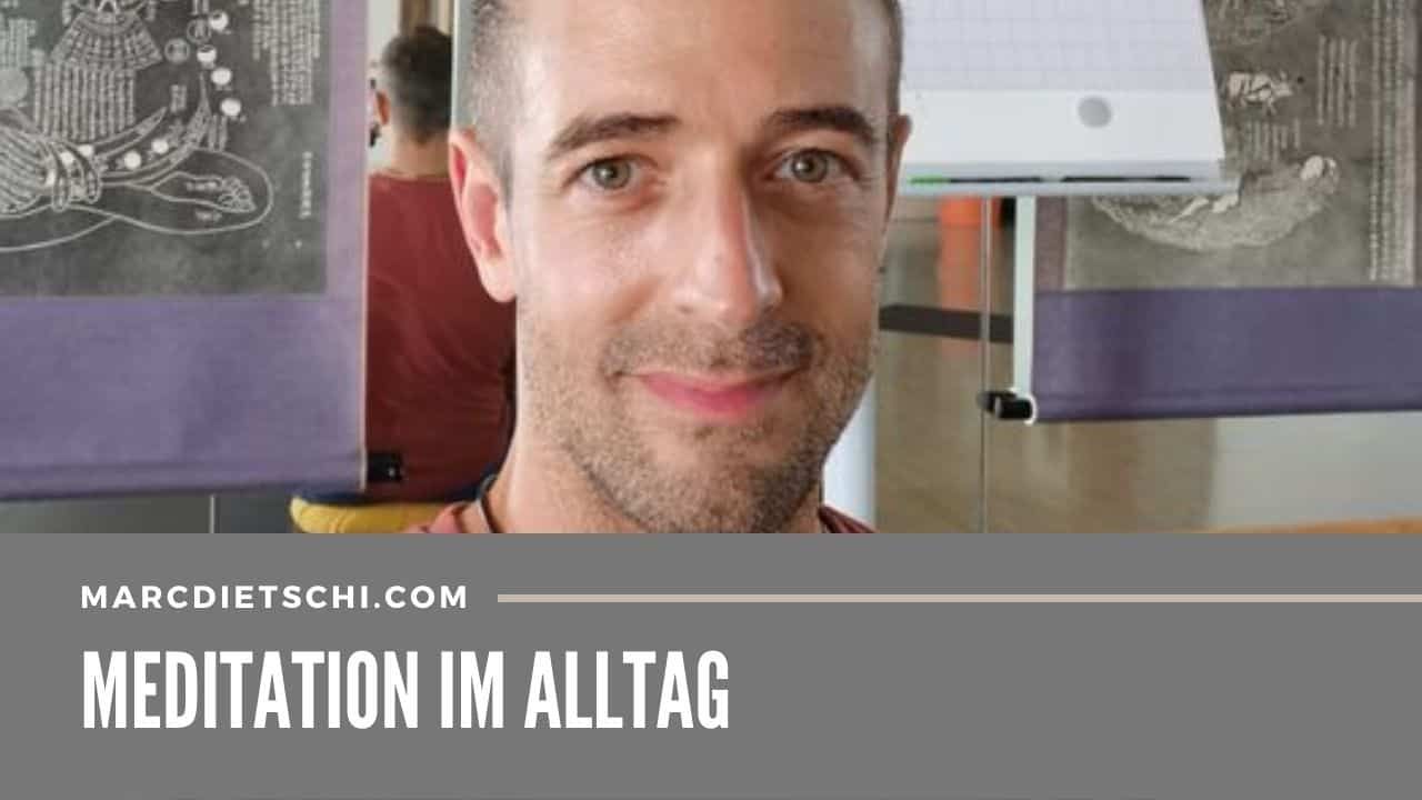 Meditationslehrer Marc Dietschi lächelnd im Alltag.