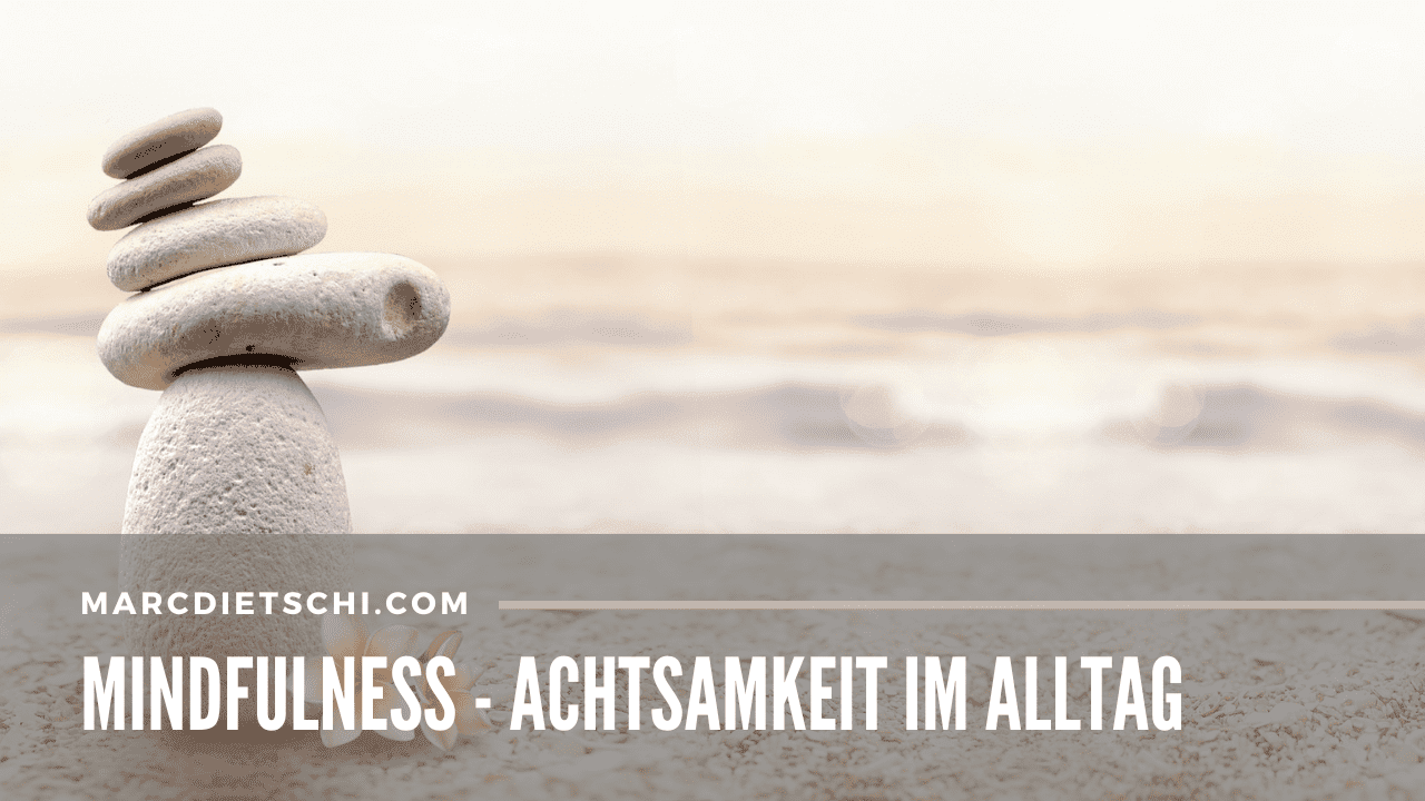 Steine sorgfältig und achtsam aufeinandergelegt an einem Strand symbolisch für Aufmerksamkeit, Achtsamkeit und Mindfulness im Alltag.