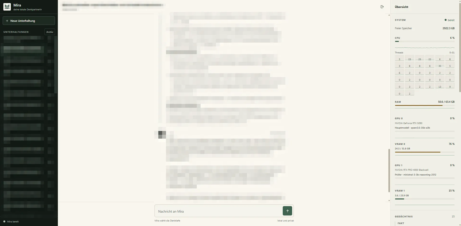 Miras Oberfläche mit der Systemübersicht rechts. Konversationsliste und Antworttext sind unlesbar gemacht.