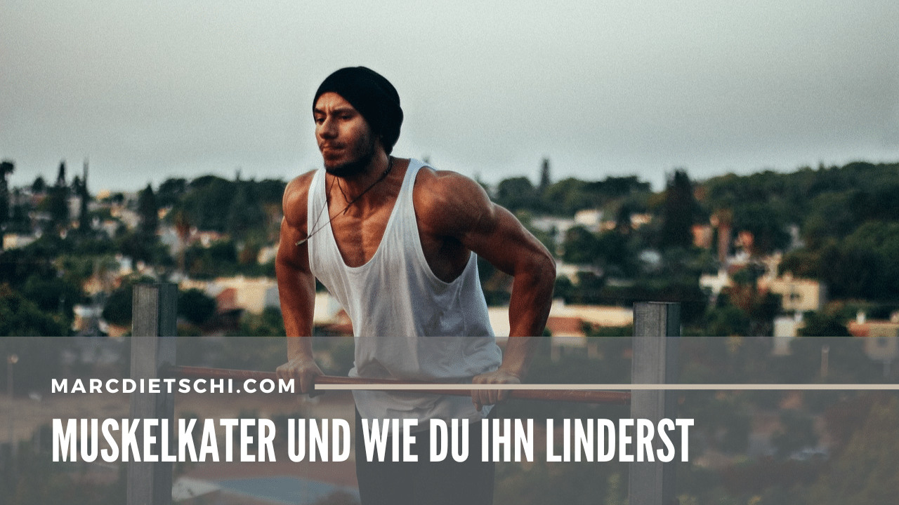 Ein Mann beim Workout verzieht sein Gesicht wegen Muskelkater.