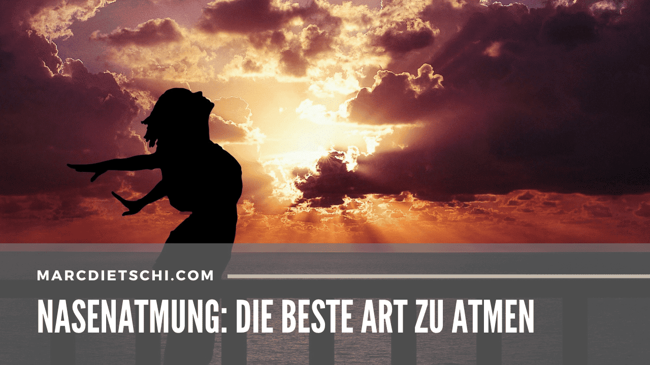 Profilansicht einer Person, die bei Sonnenuntergang tief durch die Nase atmet, um die Vorteile der Nasenatmung zu demonstrieren.