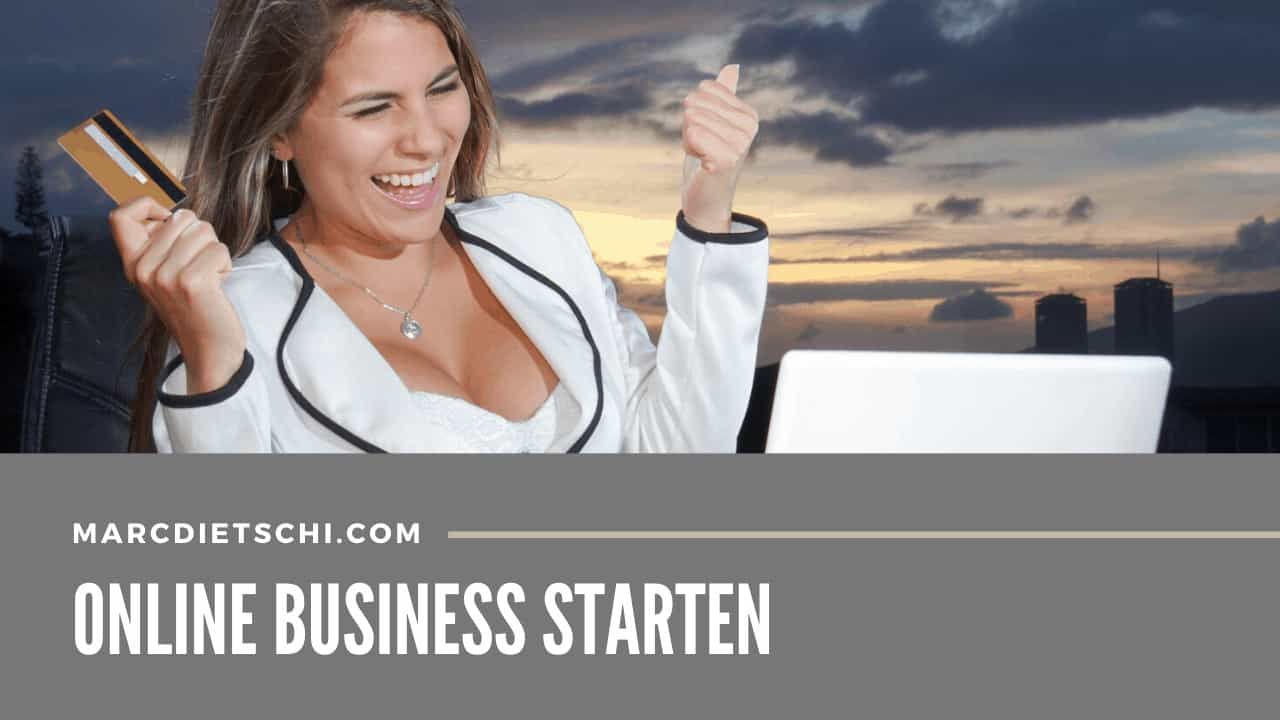 Erfolgreiche Frau mit Kreditkarte am Computer.