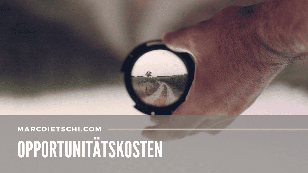 Reflektion einer Strasse in einer Kaffeetasse, gesehen durch eine Brille, mit Text "MARC DIETSCHI.COM - OPPORTUNITÄTSKOSTEN" am oberen Rand.