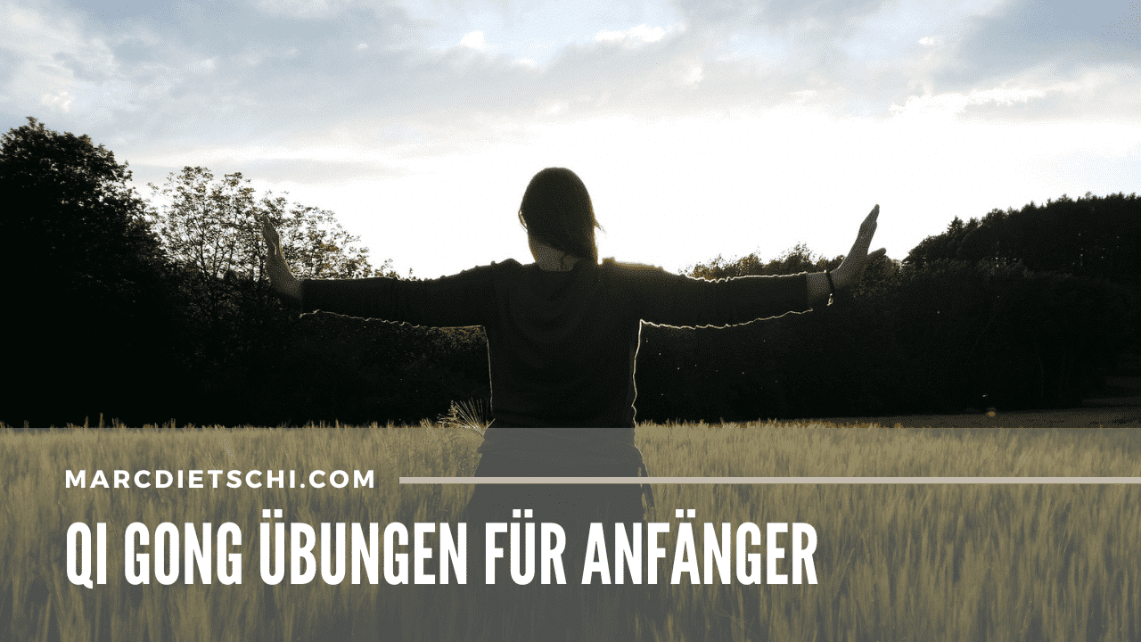 Eine Person in der Natur beim Praktizieren einer Qi Gong Übung für Anfänger.