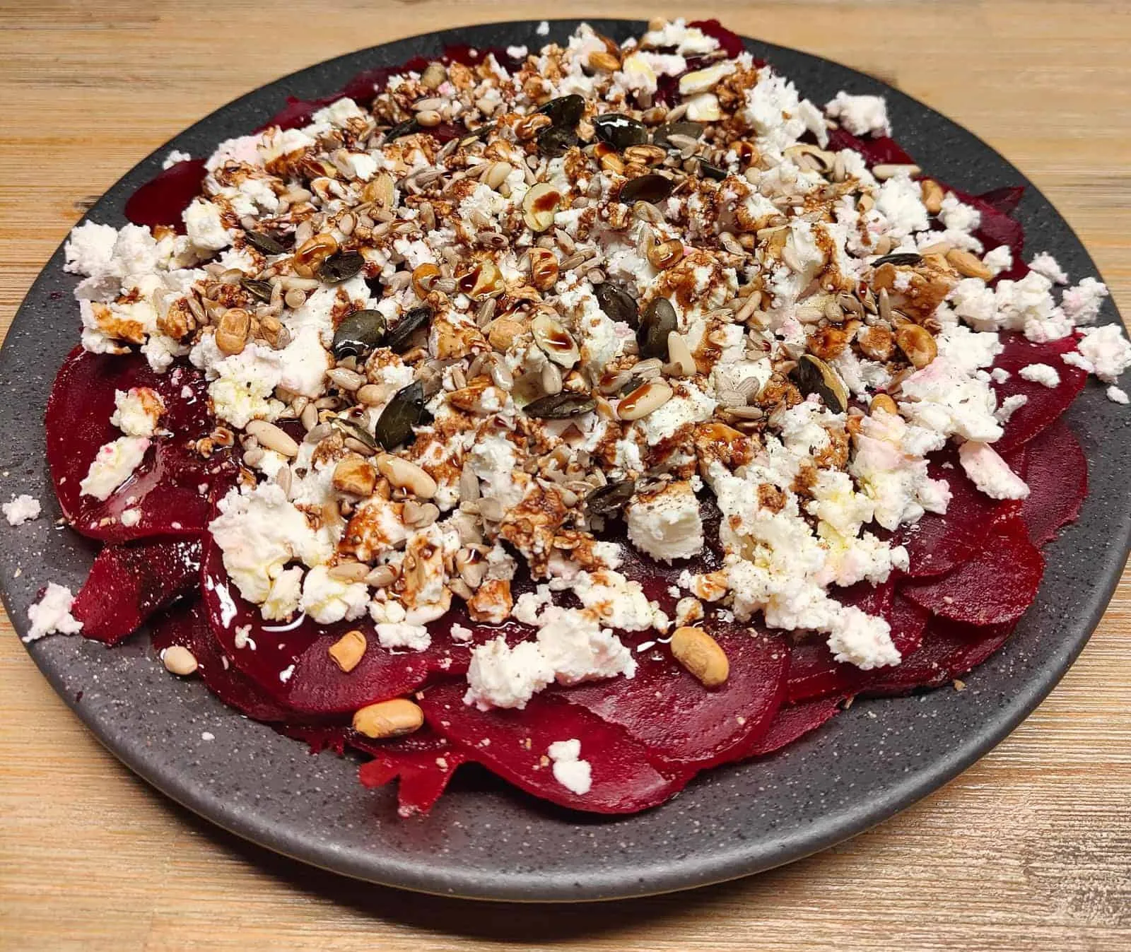 Teller mit Randen-Feta-Salat als schnelles, gesundes Abendessen.