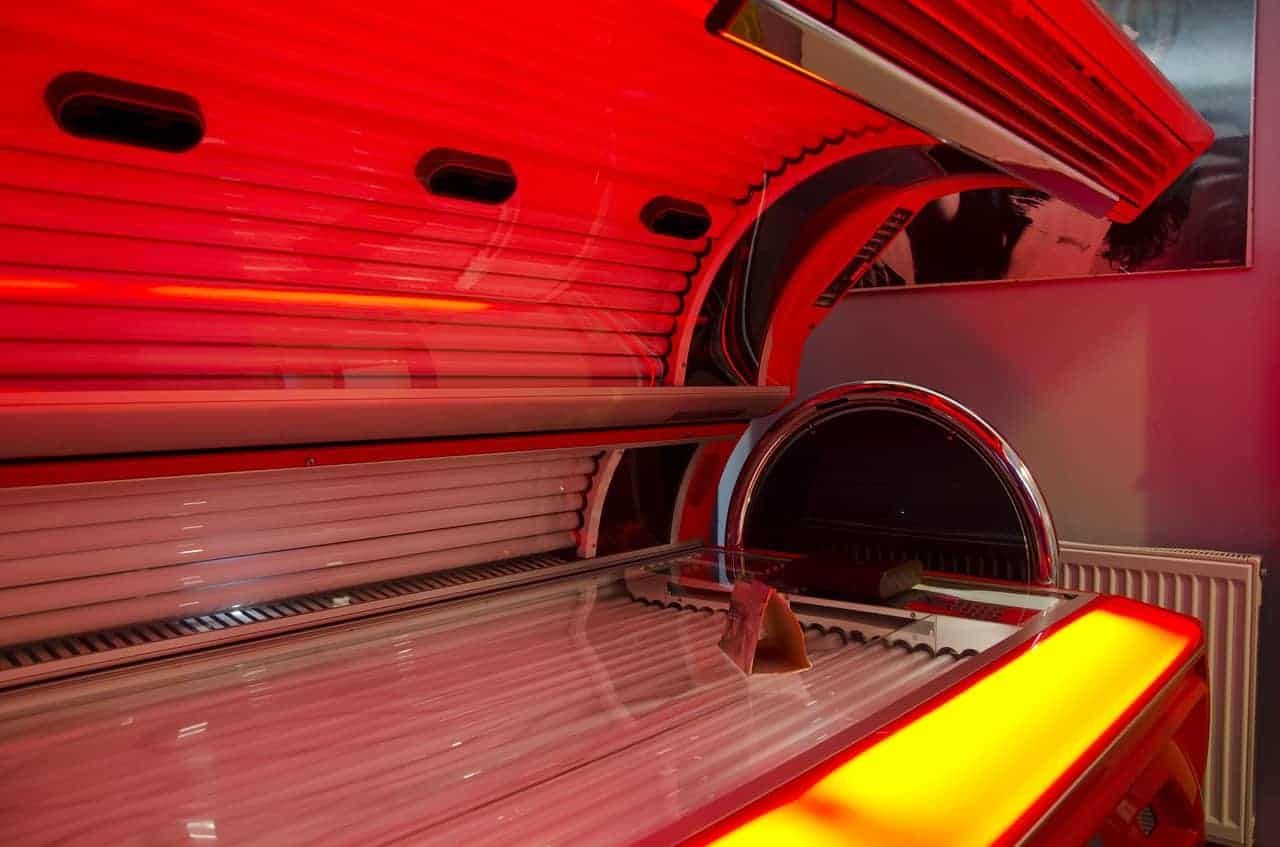 Rot beleuchtetes Solarium in einem Sonnenstudio.