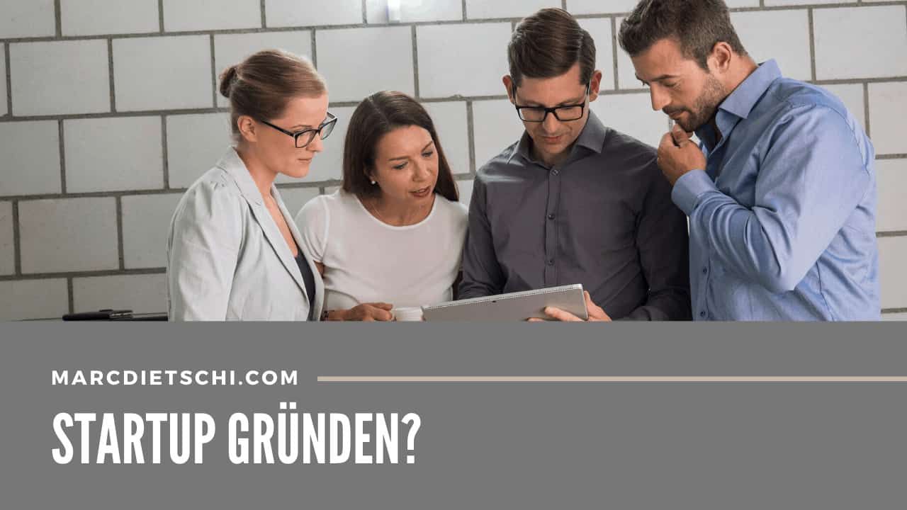 Eine Gruppe von jungen Leuten schaut begeistert auf einen Computer, um eine Startup-Idee anzuschauen.