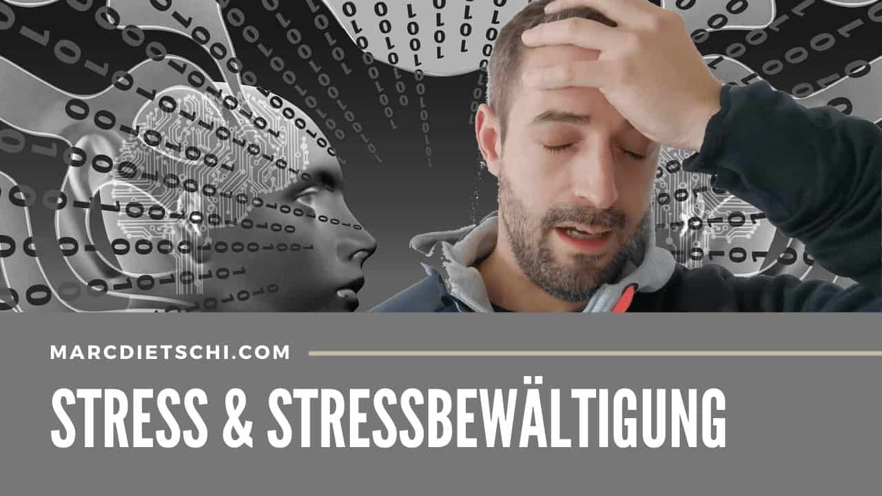 Stress und Stressbewältigung im digitalen Zeitalter mit Marc Dietschi, welcher sich gestresst an den Kopf fasst. Im Hintergrund sind Binärzahlen, Schaltkreise und eine digitale Figur zu sehen, was alles die digitale Transformation repräsentiert.