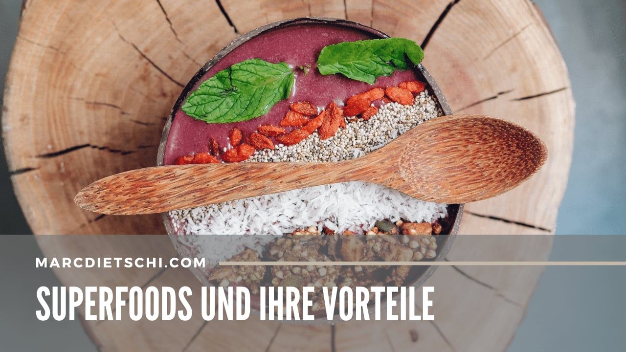 Ein Teller voller Superfoods und ein Löffel aus Holz.