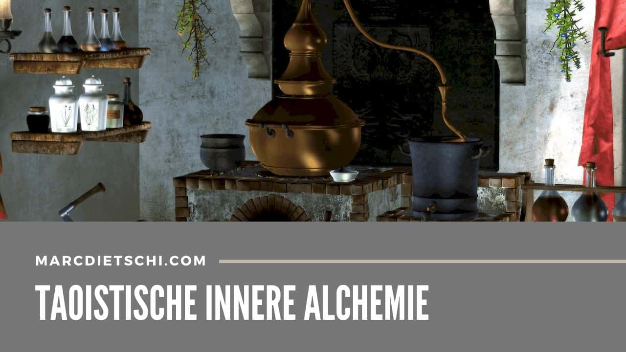 Alte taoistische Kupferkessel für rituelle Zwecke, verbunden mit der Praxis der inneren Alchemie, auf einem dunklen Hintergrund.
