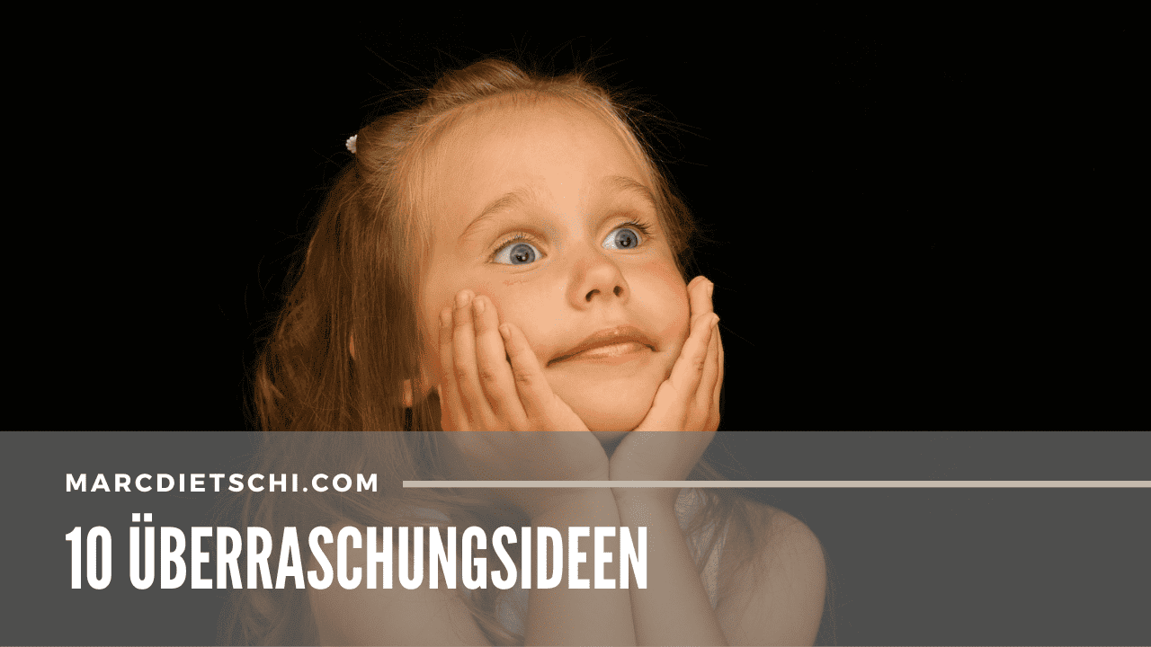 Freudig überraschtes Kind hält die Hände an den Wangen, strahlend vor Erwartung und Neugier, passend für kreative Überraschungsideen und glückliche Momente.