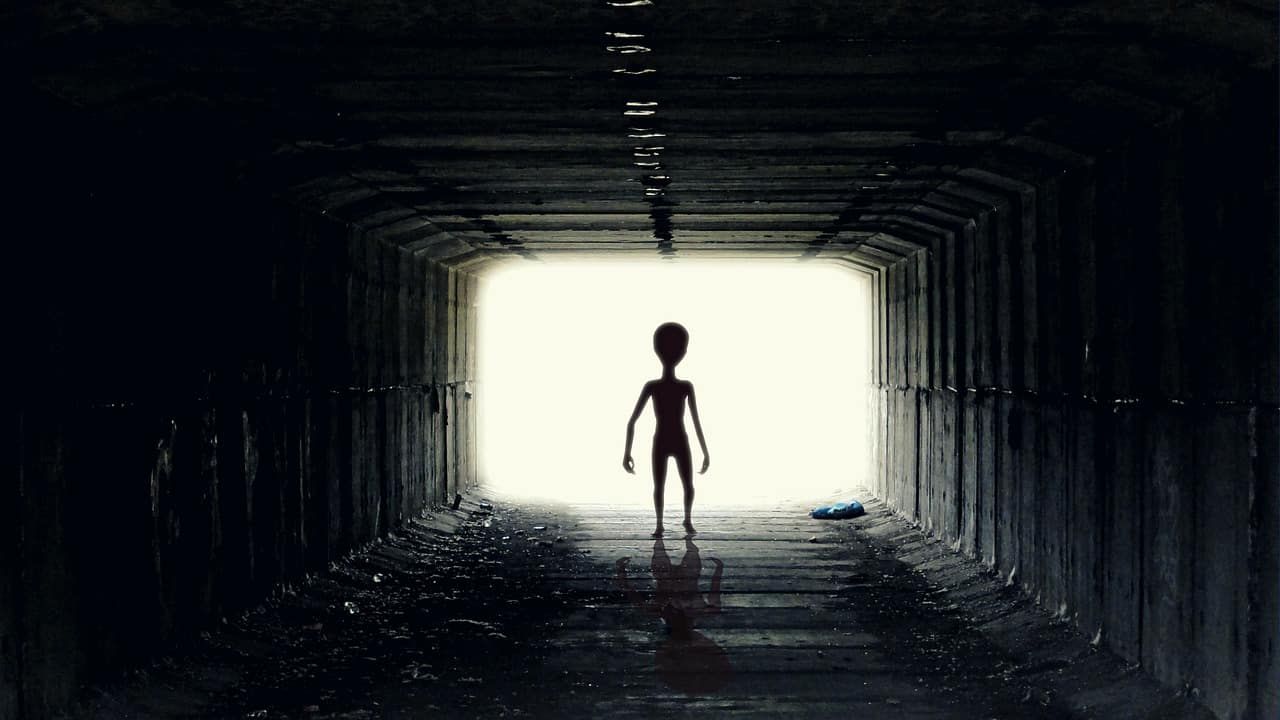 Ausserirdischer in einem dunklen Tunnel. Der Ausserirdische scheint ein Gray zu sein, wie er oftmals von angeblichen Augenzeugen beschrieben wird. Dieser Art von Ausserirdischen verfüge über einen grossen Kopf und grosse schwarze Augen.