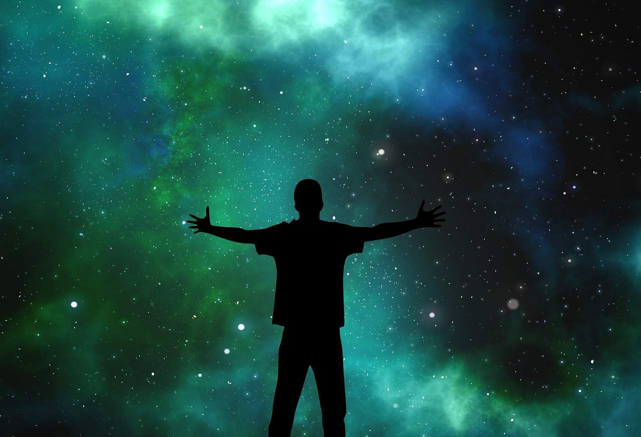Ein Mann mit ausgestreckten Armen, der ehrfürchtig in die weiten des Universums schaut. Ehrfurcht ist ein überwältigendes Gefühl!