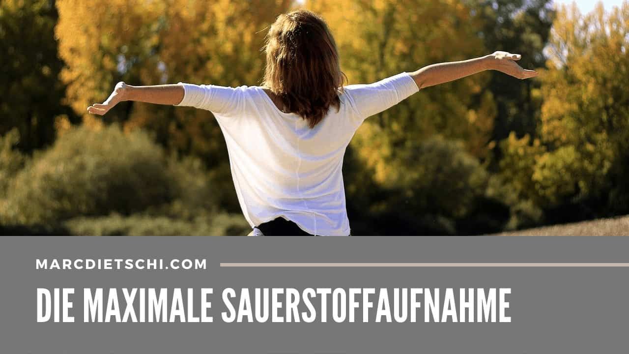 Frau, die in der Natur steht und tief durchatmet.