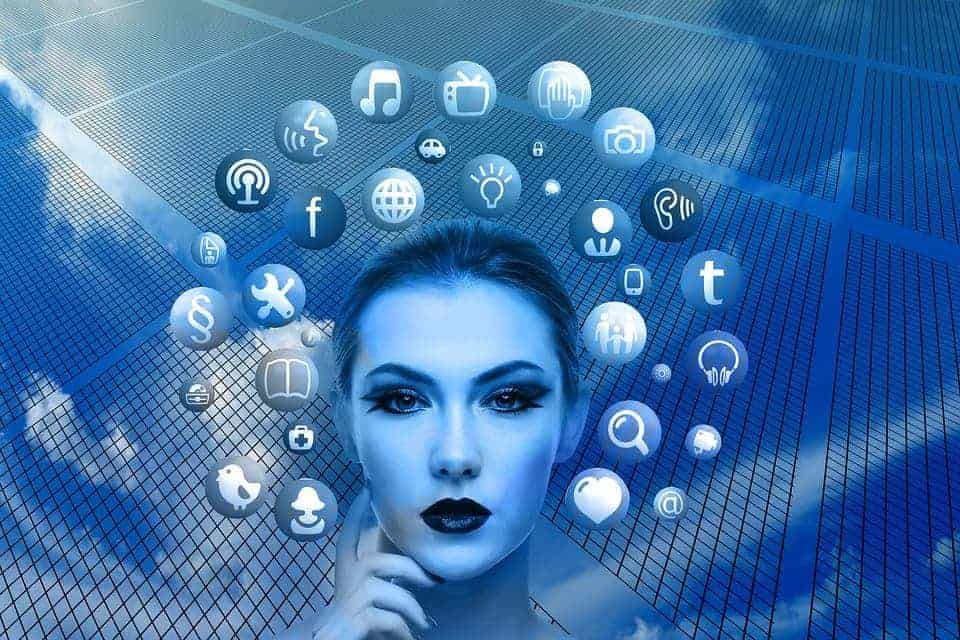 Frau mit nachdenklichem Blick, umgeben von blauen digitalen Symbolen und Icons, was eine Verbindung zur virtuellen Welt andeutet.