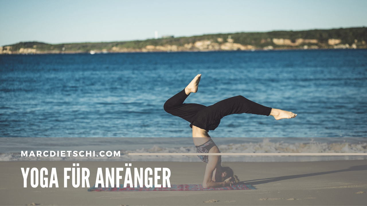 eine Frau macht am Strand eine Yoga-Übung, die nicht für Anfänger geeignet ist.
