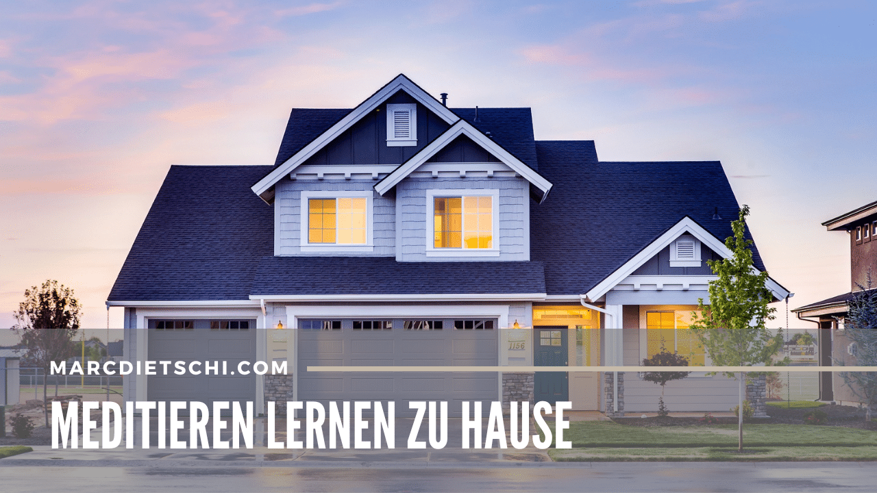 Titelbild für das Meditieren lernen zu Hause. Bild von einem blauen Haus mit warmer Beleuchtung in den Räumen.